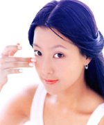 买抗衰眼霜 必备8大黄金成分