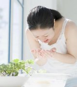洗脸：“从下往上”抗衰老